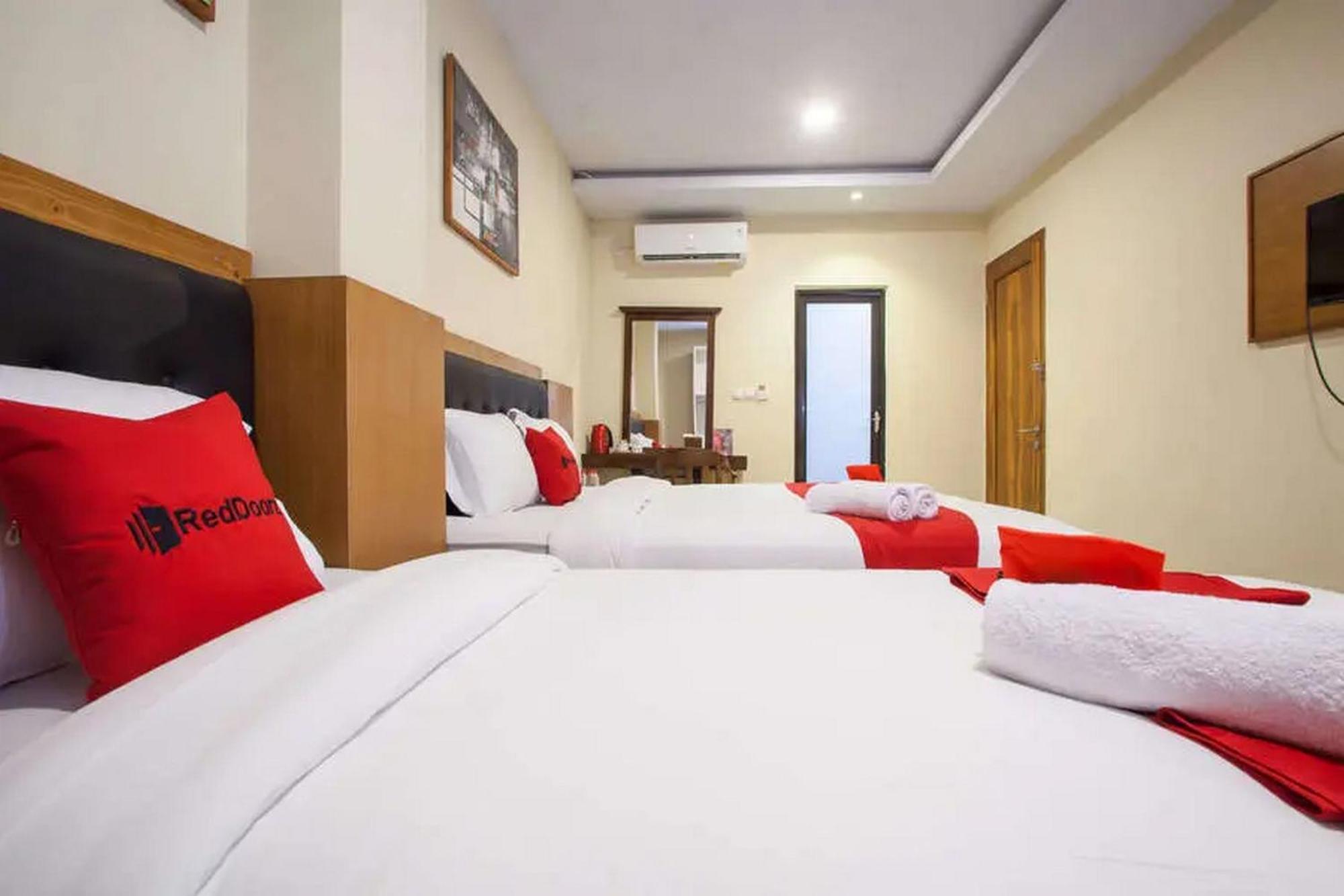 Hotel RedDoorz Premium @ Jalan Cengkeh Malang Exterior foto
