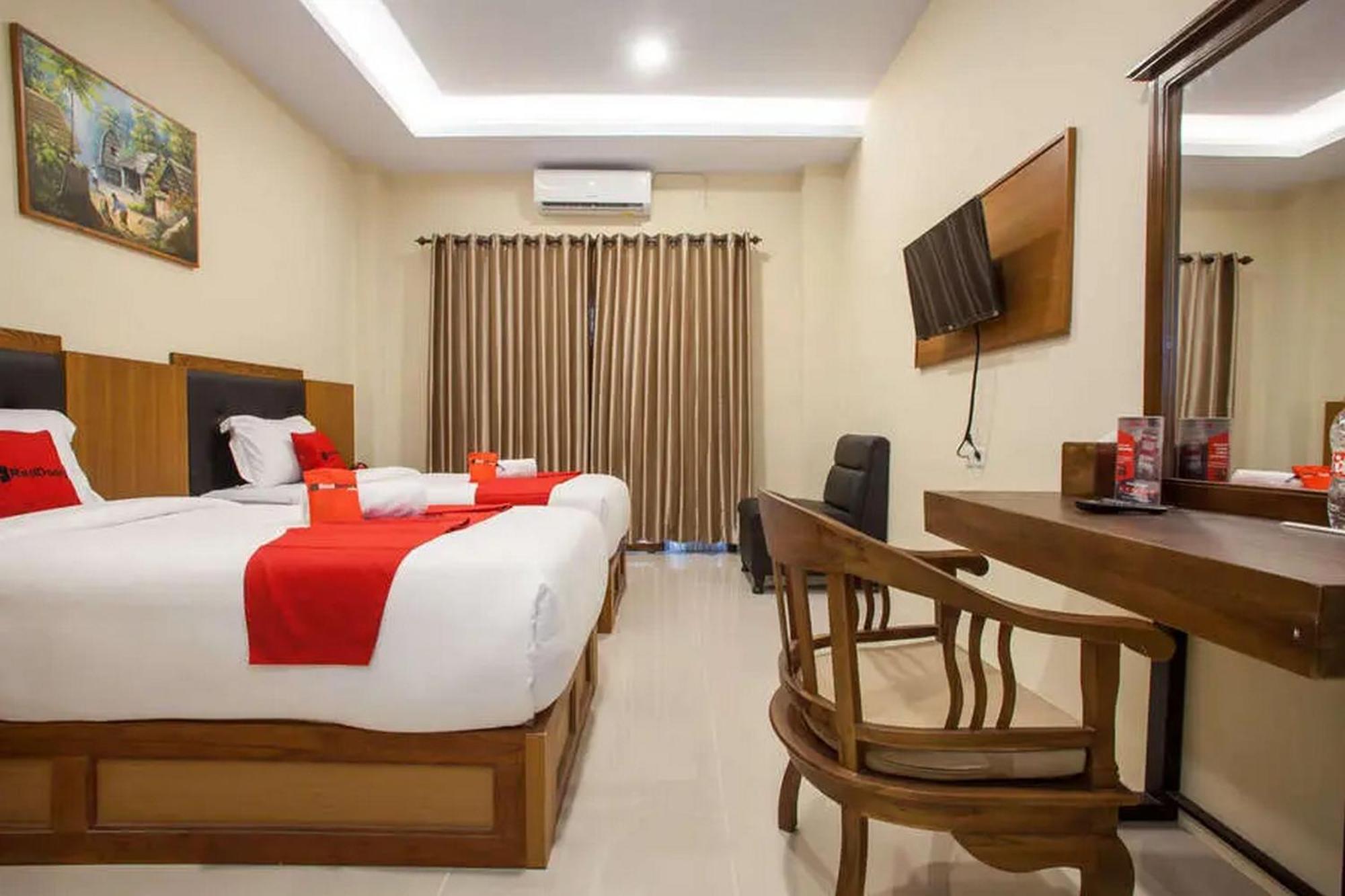 Hotel RedDoorz Premium @ Jalan Cengkeh Malang Exterior foto