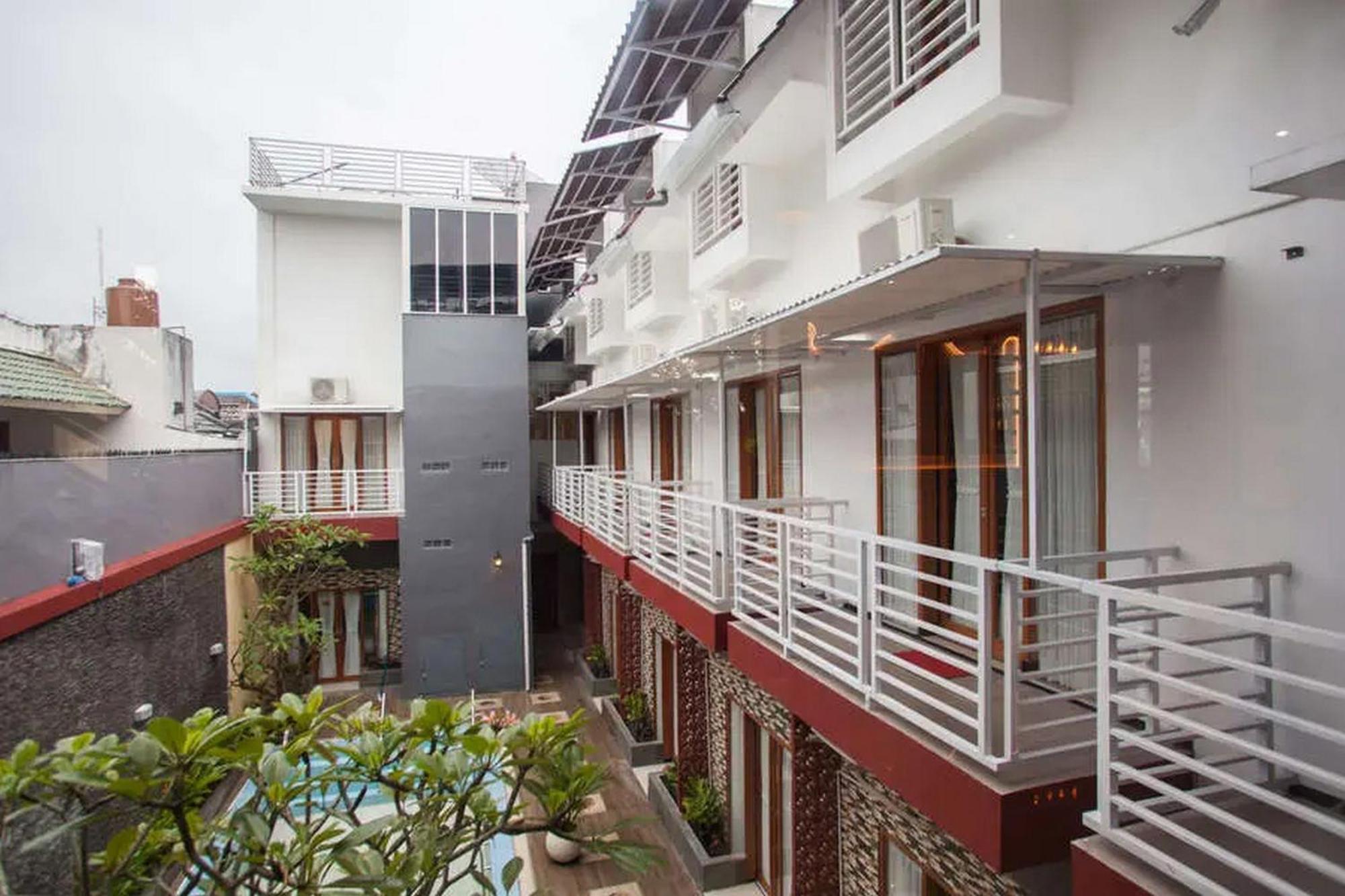 Hotel RedDoorz Premium @ Jalan Cengkeh Malang Exterior foto